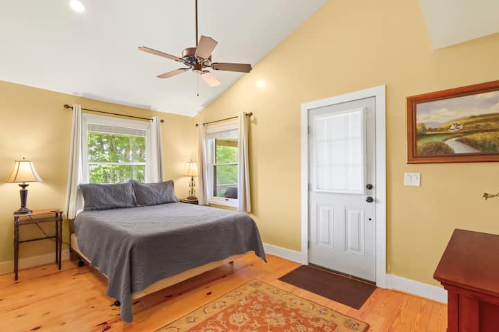 غرفة نوم تضم سريرين كوين 2 تتميز بأبواب إلى الشرفة الجانبية اليسرى.