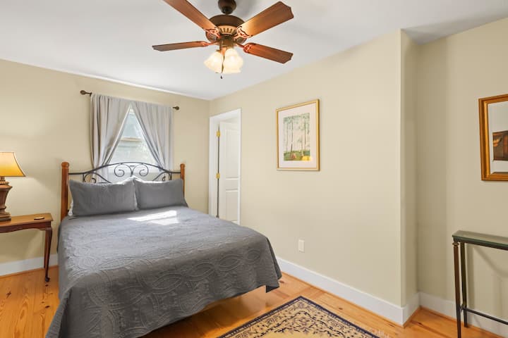 غرفة النوم 1 التي تحتوي على حمام خاص بها.