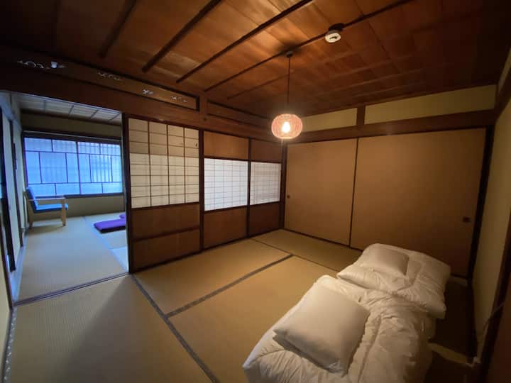 Chumba cha kulala 3 (sakafu ya 2)
Hii ni chumba katika ghorofa ya pili.

Ngazi ni za mwinuko, kwa hivyo tafadhali kuwa makini.
Hadi futoni 3 zinaweza kuwekwa.
Hakuna kitu kama hicho.
