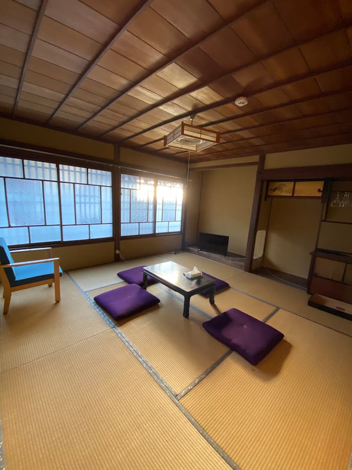 Chumba cha kulala 2 (sakafu ya 2)
Hii ni chumba katika ghorofa ya pili.
Ngazi ni za mwinuko, kwa hivyo tafadhali kuwa makini.
Unaweza kuweka hadi seti 4 za futoni.
Unaweza kuona barabara kuu mbele ya jengo.

Televisheni, nguo,
viango vya nguo
Meza ndogo ya chini
Kuna mto.
