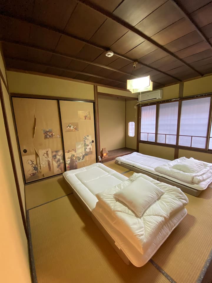 Chumba cha kulala 1 (sakafu ya 2)
Hii ni chumba katika ghorofa ya pili.
Ngazi ni za mwinuko, kwa hivyo tafadhali kuwa makini.
Hadi futoni 3 zinaweza kuwekwa.
Unaweza kuona barabara kuu mbele ya jengo.
