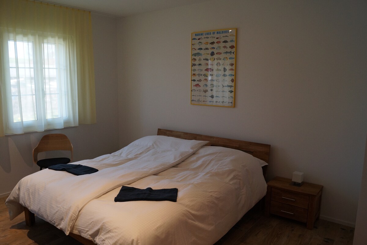 חדר שינה 1, מיטה זוגית 180x200 ס"מ, מגבות כחולות, מלתחה אחת, מתלה בגדים אחד