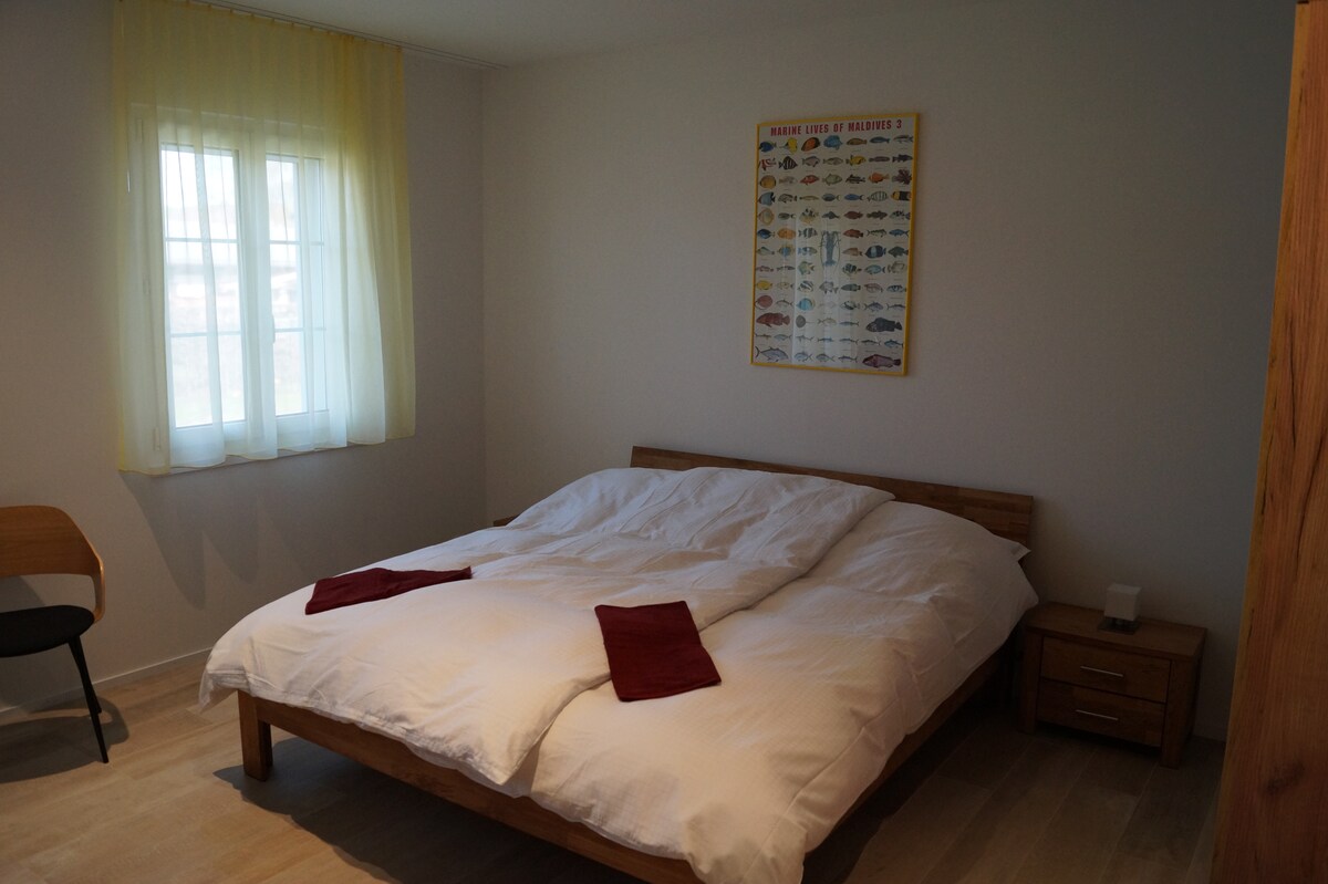 חדר שינה 3, מיטה זוגית 180x200 ס"מ,  מגבות אדומות, מלתחה אחת, מתלה בגדים אחד