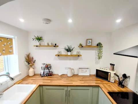 Top Airbnb: Cosy guest room, pet friendly with outdoor space in East Lindsey