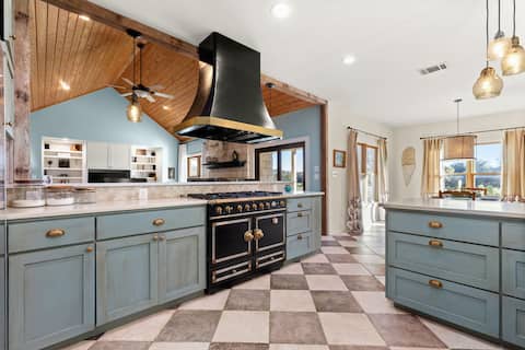 Chef’sKitchen-PrivateRanch-KingBed-Heated Pool