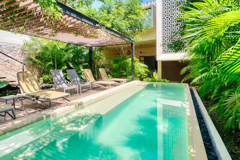 Colonial Home - Private Garden & Pool - Downtown