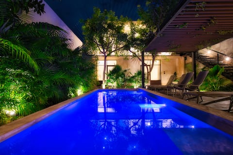 Colonial Home - Private Garden & Pool - Downtown