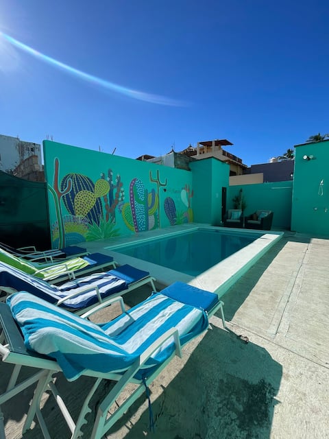 Family-friendly, private pool, 2 blocks to beach!