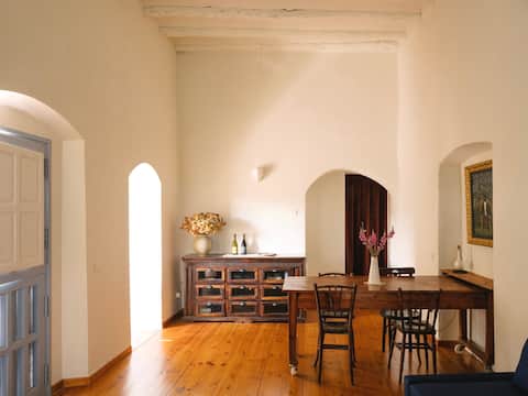 Successful Airbnb property: 16th century farmhouse with horses in Lleida