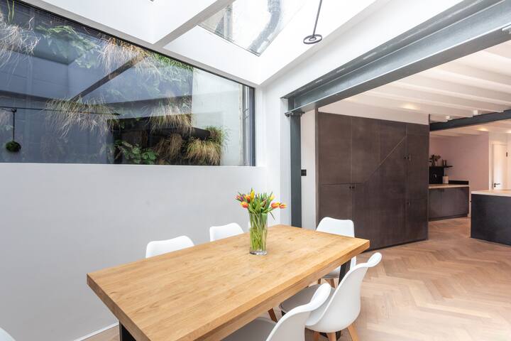 Stunning townhouse with large roof terrace gallery image 4