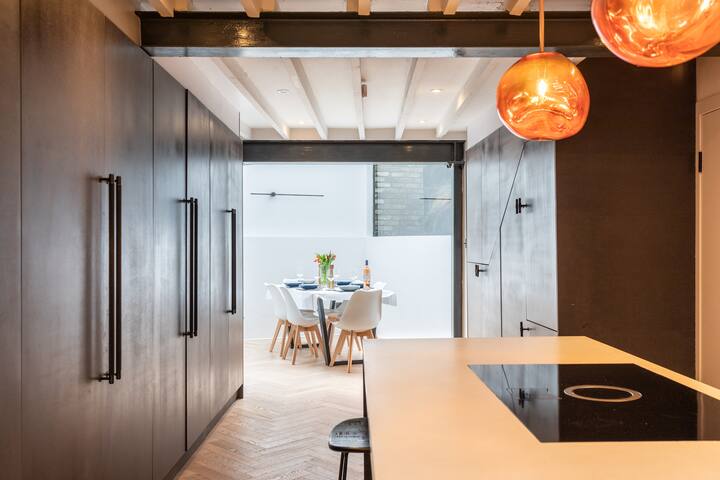 Stunning townhouse with large roof terrace gallery image 5