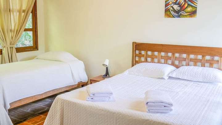 1 krevat dopio dhe 2 krevate dopio me banjë më vete dhe kondicioner elektrik. Dritare me pamje nga pylli.