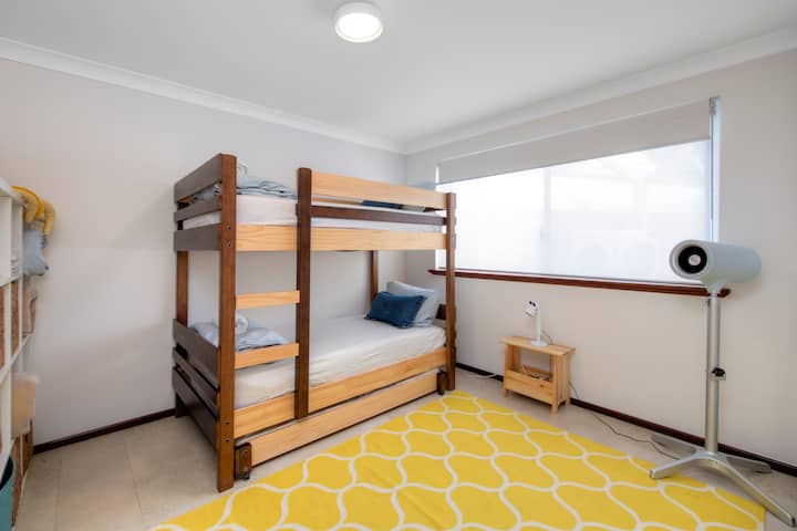 Entra en un mundo de alegría y comodidad en nuestro vibrante dormitorio con literas diseñado pensando en tus pequeños viajeros. La habitación está bañada por la luz natural, creando un ambiente alegre y acogedor que hará que la hora de acostarse sea una aventura encantadora.
