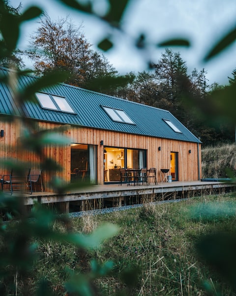 Forest Corner Luxury Home with Hot Tub