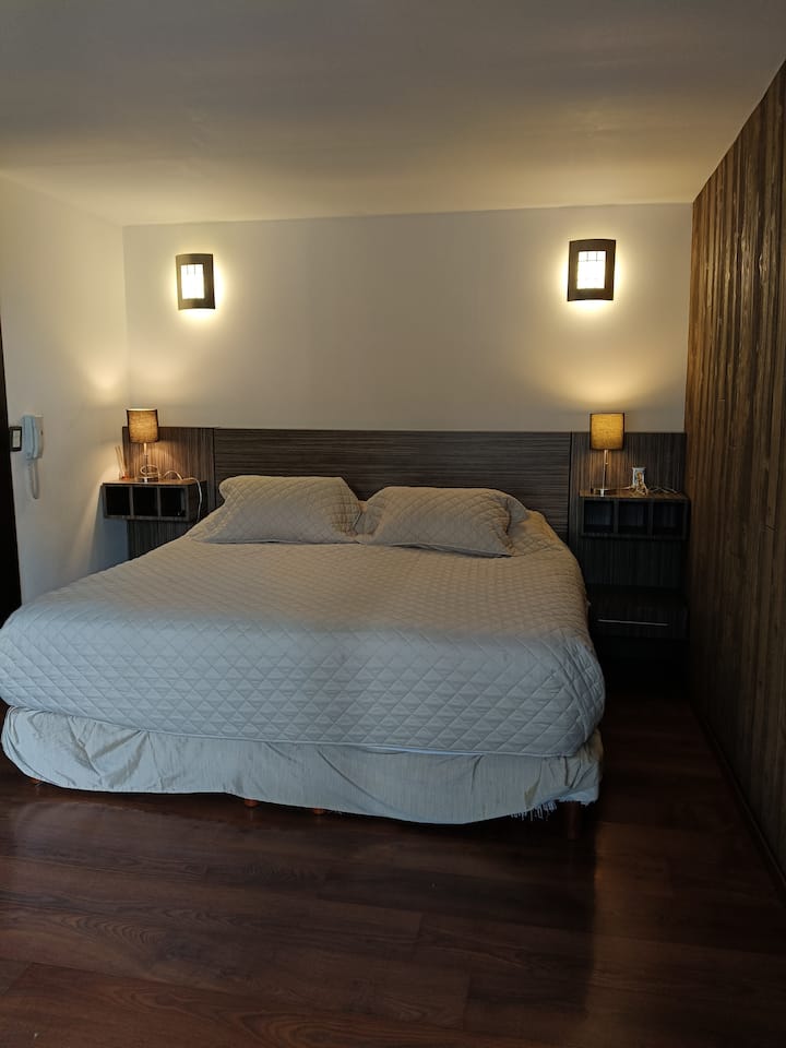 « Chambre principale avec lit King Size et terrasse privée avec vue imprenable sur la forêt. Un refuge paisible et romantique pour se détendre et profiter de la nature. Se réveiller dans un environnement magique tous les jours! »