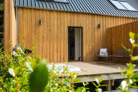 Forest Corner Luxury Apartment with Hot Tub