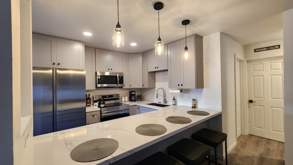 Après-Ski Retreat- Remodeled 2BR/2BA, Pet-Friendly – Photo 2