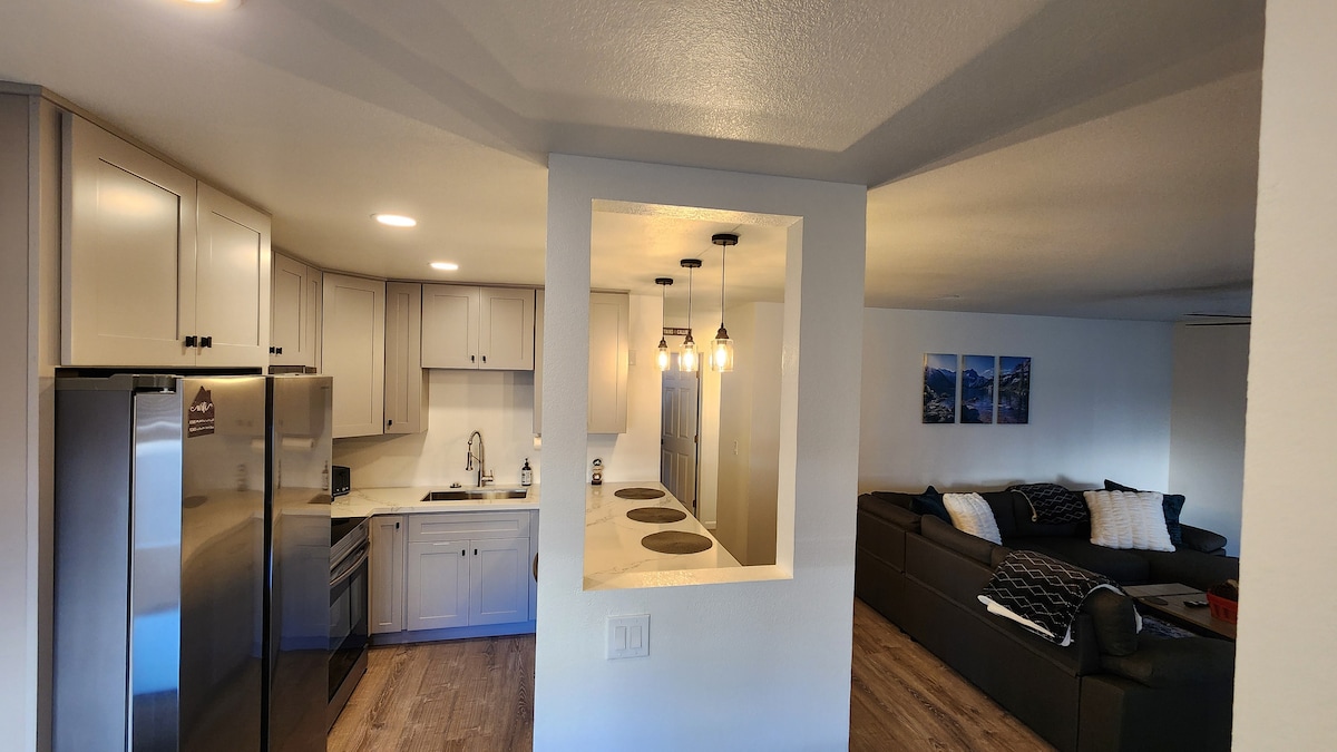 Après-Ski Retreat- Remodeled 2BR/2BA, Pet-Friendly – Photo 11