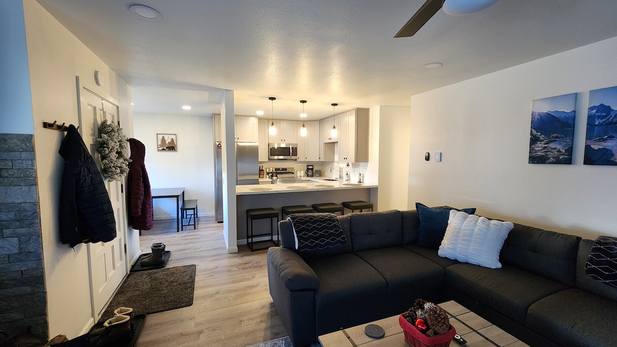 Après-Ski Retreat- Remodeled 2BR/2BA, Pet-Friendly – Photo 8