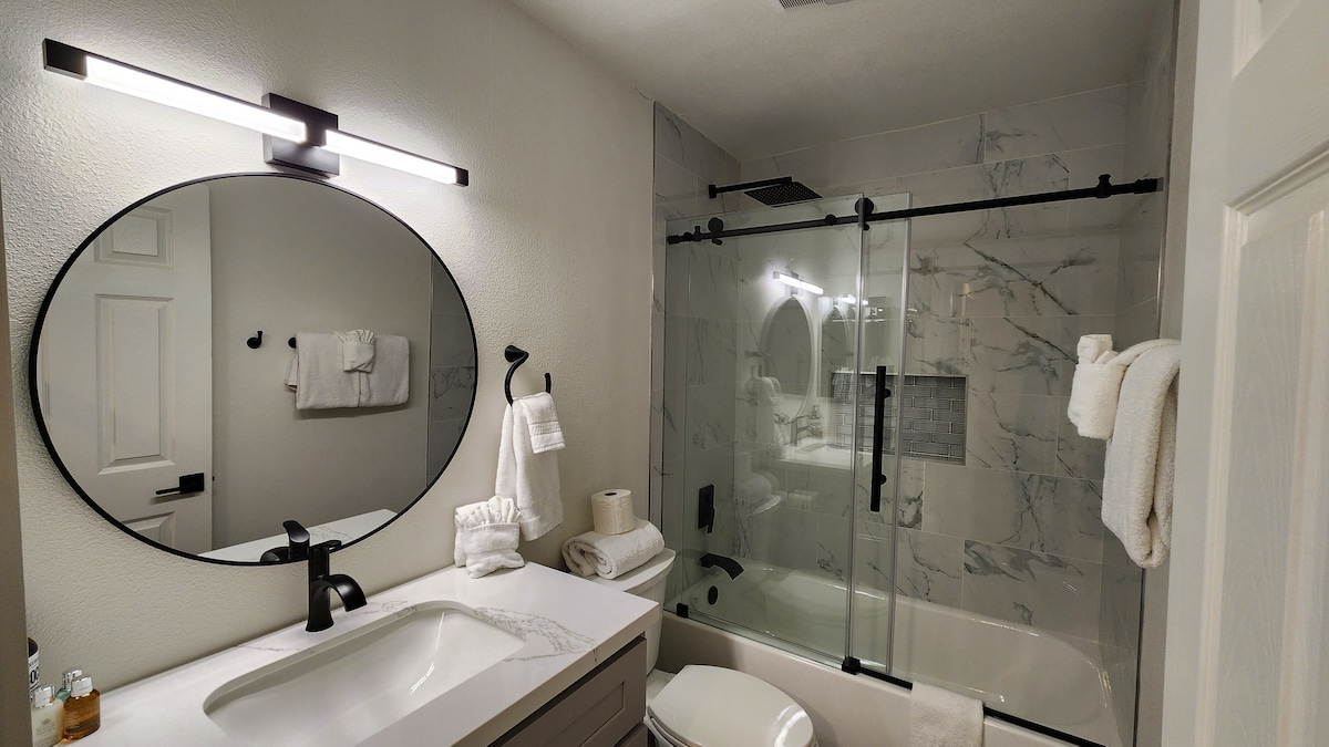 Après-Ski Retreat- Remodeled 2BR/2BA, Pet-Friendly – Photo 4