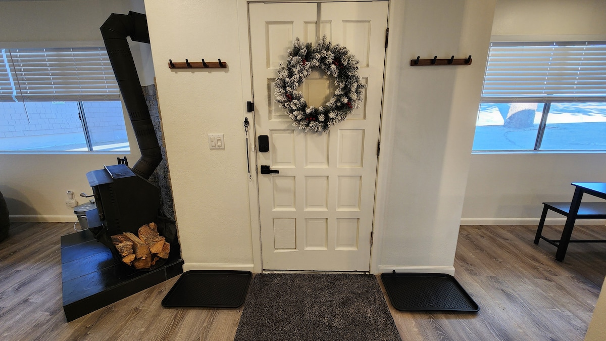 Après-Ski Retreat- Remodeled 2BR/2BA, Pet-Friendly – Photo 10
