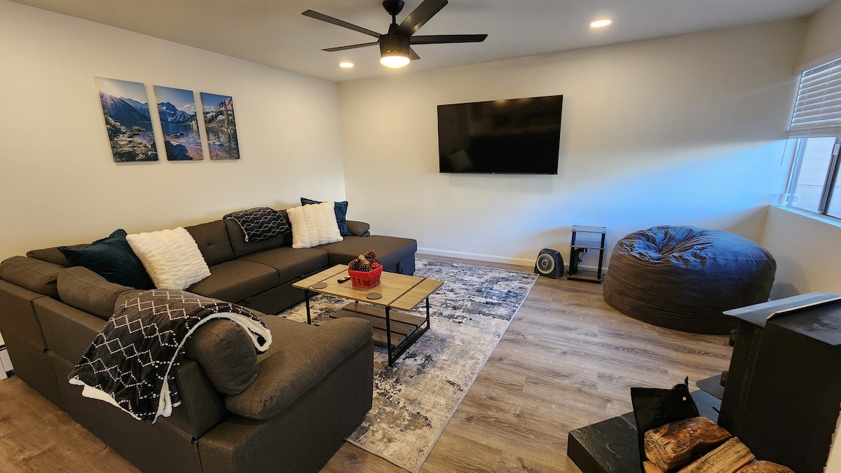 Après-Ski Retreat- Remodeled 2BR/2BA, Pet-Friendly – Photo 6