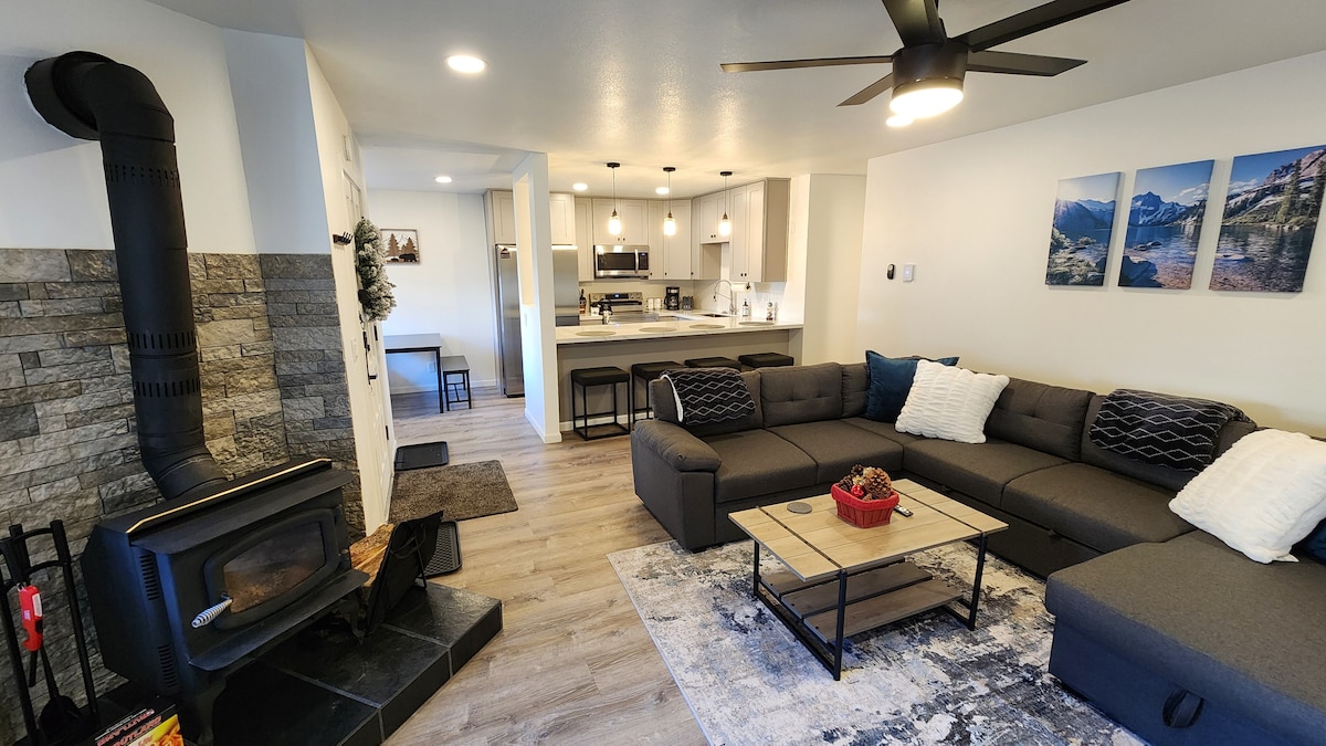 Après-Ski Retreat- Remodeled 2BR/2BA, Pet-Friendly – Photo 9