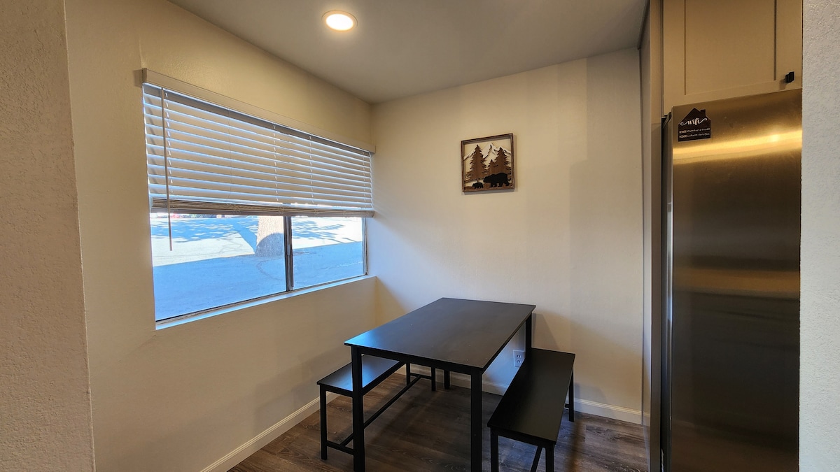 Après-Ski Retreat- Remodeled 2BR/2BA, Pet-Friendly – Photo 12