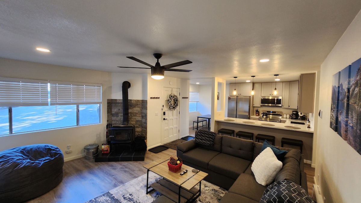 Après-Ski Retreat- Remodeled 2BR/2BA, Pet-Friendly – Photo 7