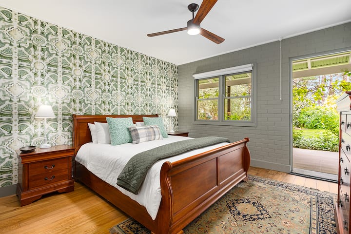 ห้องนอน Ainsley Suite ที่มีทางเข้าส่วนตัวไปยังระเบียง