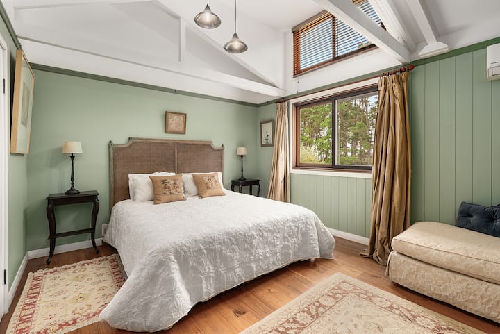 เตียงคิงไซส์สามารถแยกเป็น 2 เตียงคู่ โซฟาเปลี่ยนเป็นเตียงเดี่ยวแบบดึงออก หากจำเป็นต้องมีข้อใดข้อหนึ่งโปรดส่งคำขอนี้เมื่อทำการจอง
