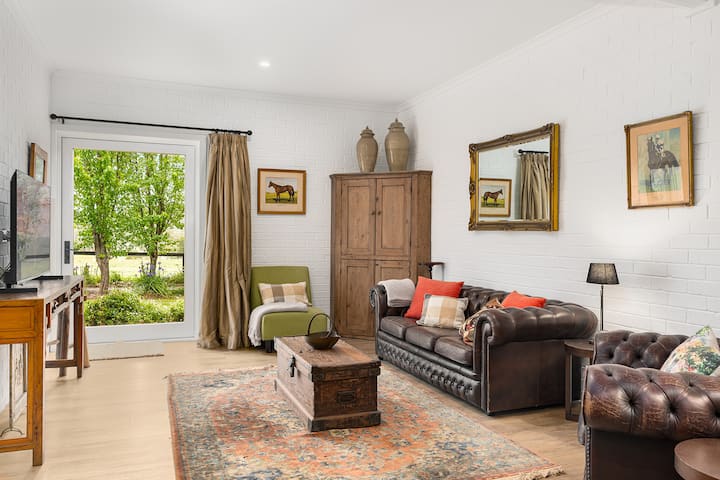 สามารถวางเตียงขนาดควีนไซส์เต็มรูปแบบเพิ่มเติมในห้องนั่งเล่นส่วนตัวนี้ทางด้านขวาของภาพซึ่งเป็นที่ตั้งของเก้าอี้นวมสร้างห้องนอนที่ 6 ในขณะที่ยังคงใช้งานได้เต็มรูปแบบของพื้นที่เลานจ์เพิ่มเติมนี้ 