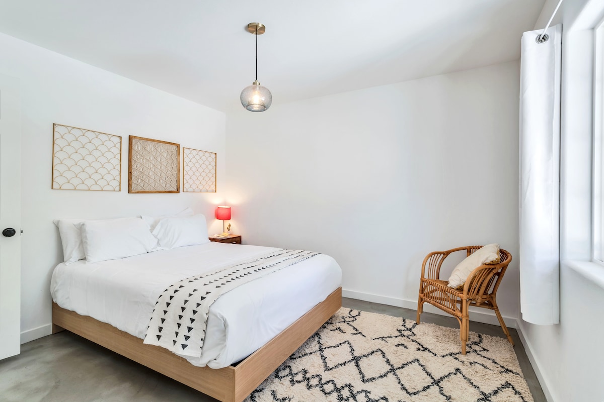 غرفة نوم للضيوف بسرير بحجم كبير