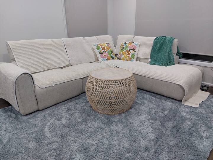 Კომფორტული 5 ‑ ადგილიანი დივანი.