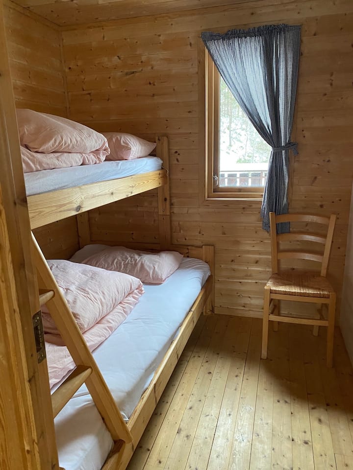 Spavaća soba br. 3, 1. kat, krevet 110 cm ispod i 75 cm iznad.
Bilo bi lijepo ostaviti dvoje djece dolje u krevetu. U sobi su dostupna 3 popluna i jastuka 