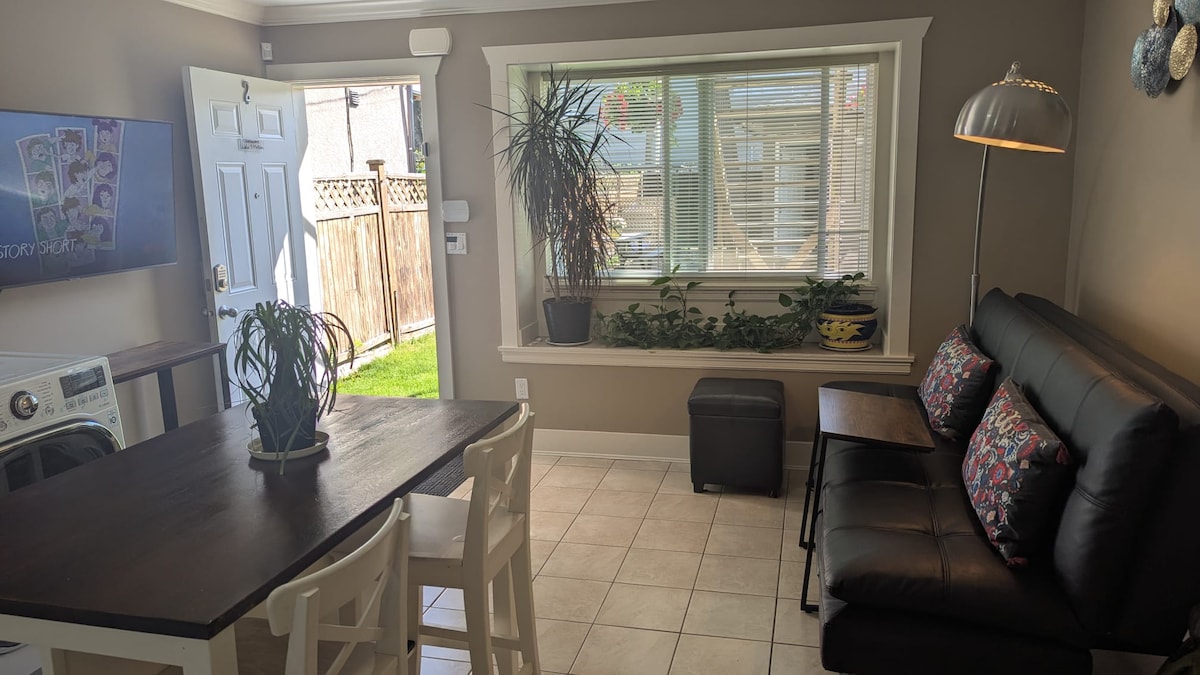 Private entrance, seating area and dining table