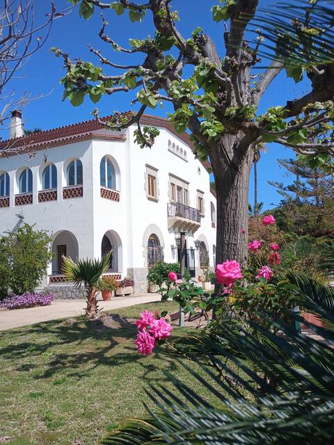 Charming Spanish villa with pool near Barcelona