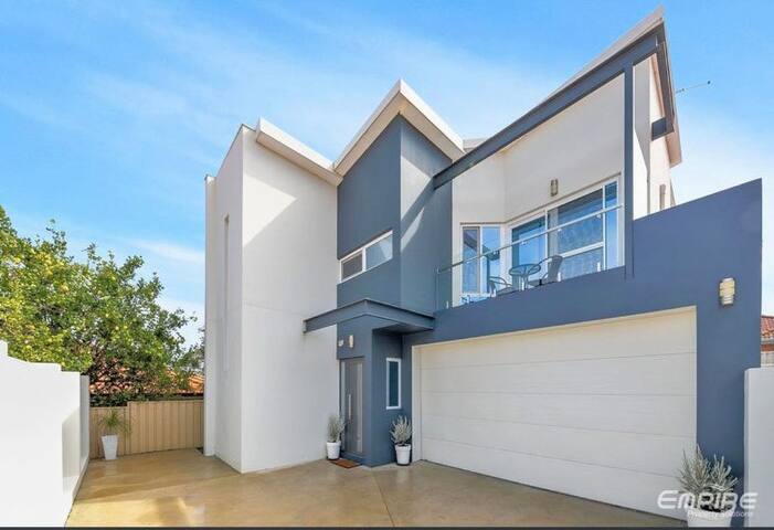 Stylish Perth Escape | 2BR w/ Balcony, BBQ & WiFi