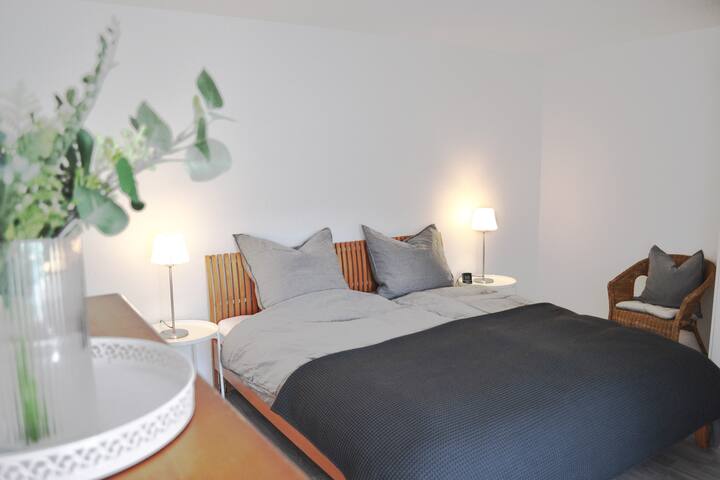 Დიდი საძინებელი ორადგილიანი საწოლით (160x200), გარდერობითა და საწოლით.