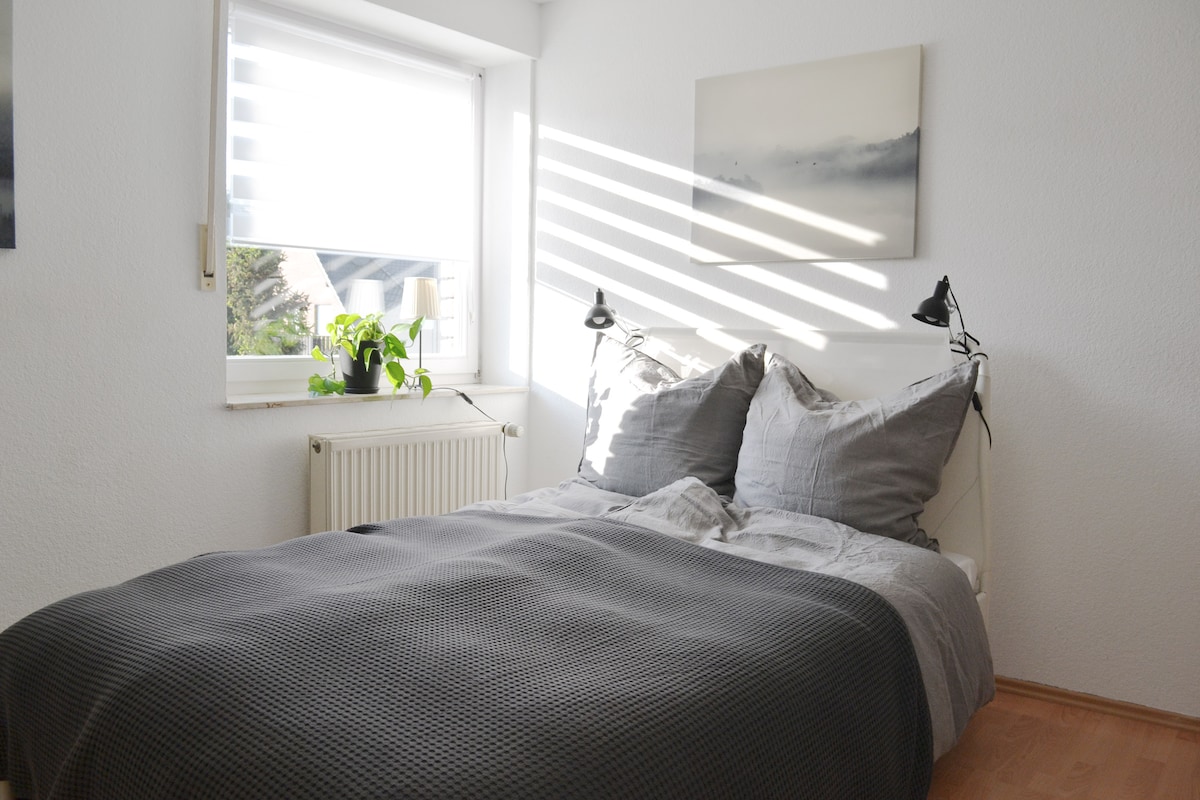 Kitanda kidogo cha watu wawili (140x200) na kabati kubwa lenye kioo.