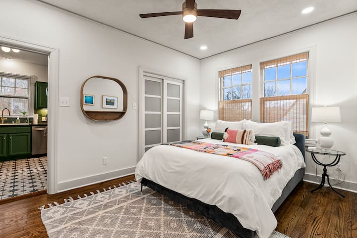 Спалня 3:  двойно легло с качествено спално бельо, нощни шкафчета и лампи, стол, огледало с рафт и голям килер + вентилатор на тавана, консервирани лампи и плетени дървени щори.