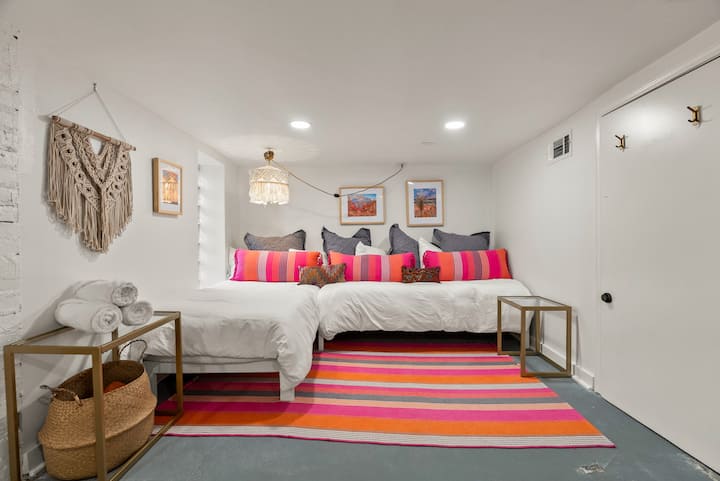 Спалня 4: студио на долния етаж или допълнително жилищно пространство с 2 единични легла в L - образна форма с качествено спално бельо, нощни шкафчета, стрийминг телевизор и закачалка за дрехи.  