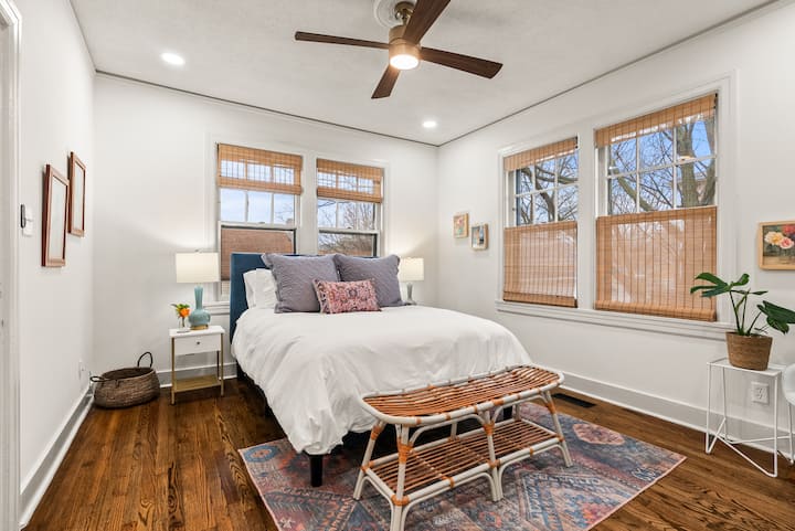 Спалня 2:  двойно легло с качествено спално бельо, нощни шкафчета и лампи, зарядна станция, дрешник, пейка, стол и малка маса + вентилатор на тавана, консервирани лампи и плетени дървени щори