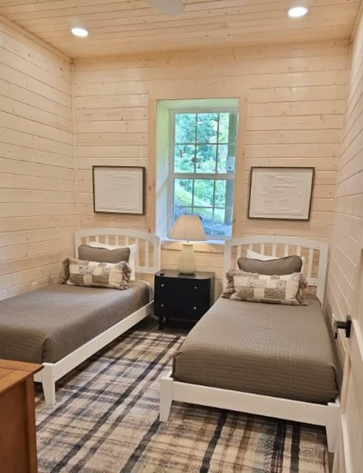 Chumba hiki chenye starehe na cha kupendeza kina vitanda viwili vya Twin XL-inafaa kwa wanafamilia, marafiki au watoto. Pia inajumuisha kabati la kujipambia na televisheni kwa ajili ya starehe na urahisi zaidi.