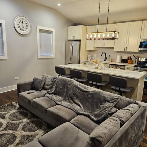 Luxury & Convenient to Dowtown Chicago Duplex gallery image 4