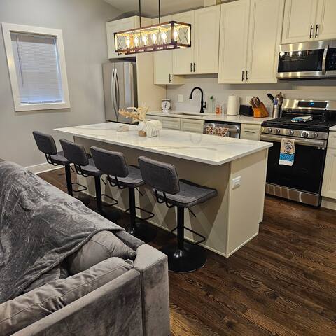 Luxury & Convenient to Dowtown Chicago Duplex gallery image 2