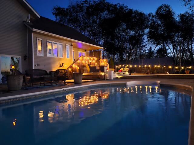 Luxury Retreat in Constance Bay with Private Beach gallery image 4