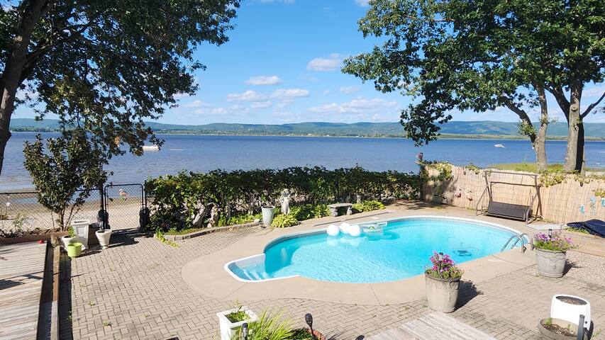 Luxury Retreat in Constance Bay with Private Beach gallery image 5