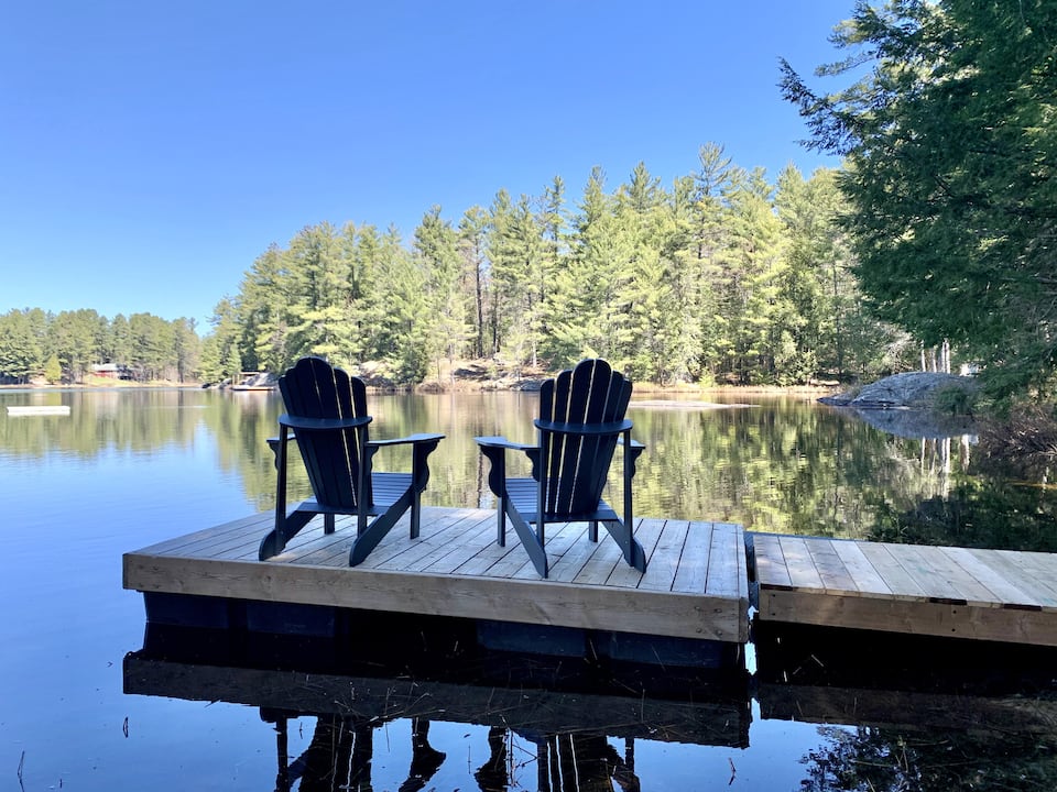 A timber-frame cabin on Atkins Lake, Bracebridge, Ontario, Canada, photo 9 of 10