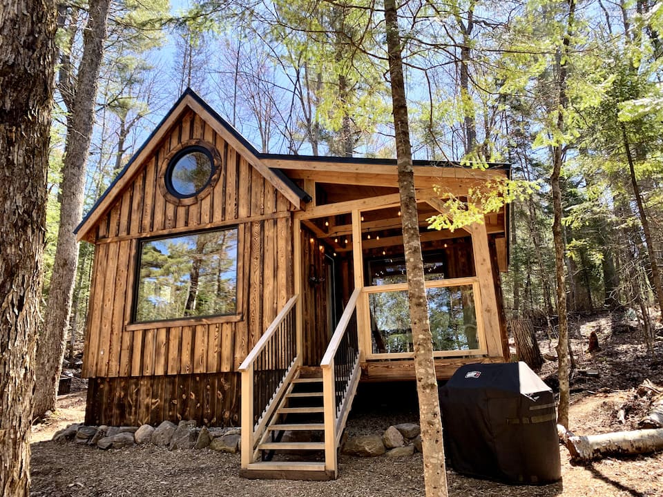 A timber-frame cabin on Atkins Lake, Bracebridge, Ontario, Canada, photo 3 of 10